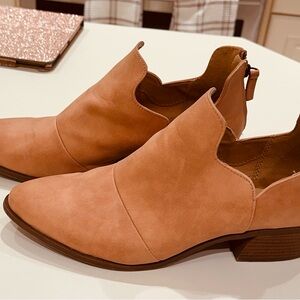 Qupid salmon/pink distressed cowboy booties, dive 10 very little wear.